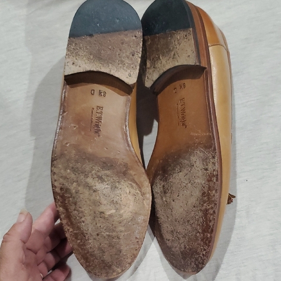 Classic Tan Leather Loafers with Tassels - Picture 6 of 7